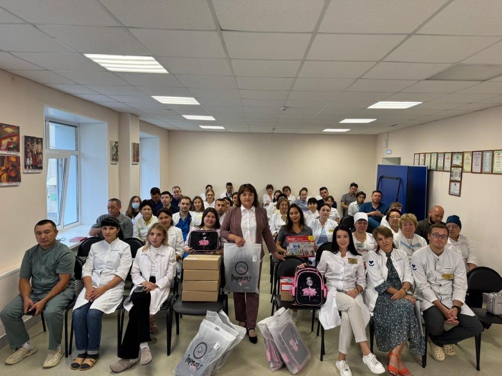Сотрудники больницы собрали и передали школьные наборы для первоклассников Салаватского района
