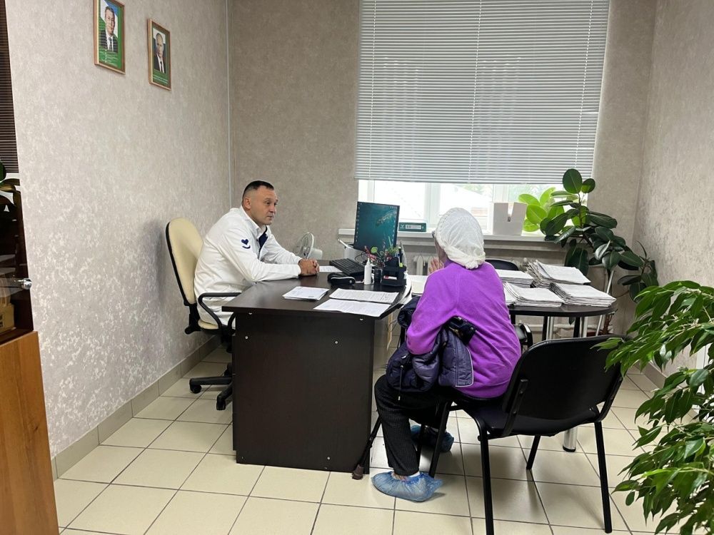 На этой неделе в Малоязовской больнице приём граждан провел временно и.о. главного врача Ильнур Хакимьянов